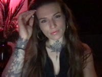 Opzoek naar wat spanning en ben je wat nieuwsgieirig naar deze ondeugende jonge milf? Hebben mijn looks je nieuwsgierig gemaakt of was het stiekem dat gespierde kontje?
Mijn lange haren of me heldere blauwe ogen?Laten we heerlijk samen kletsen en vertel mij jou fantasie, bij mij kun je alles zeggen! Het blijft ons geheimpje!Wie weet loopt de spanning zo hoog op dat we samen een heerlijk avontuurtje beleven en intens genieten.. Ik wacht op je.. Liefs