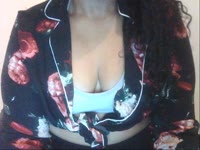 Ik ben een exotische, prachtige Caribische dame met een ongekende passie voor het leven en alles wat erbij komt kijken. Mijn warme uitstraling en sensuele energie zullen je direct betoveren, en ik ben hier om je mee te nemen op een reis van verleiding en plezier.Ben jij op zoek naar een hete, verleidelijke ervaring die je niet snel zult vergeten? Kom dan bij mij, de Caribische stoute dame die weet wat ze doet. Ik combineer de passie van de tropen met een ondeugende flair die jou gegarandeerd in vuur en vlam zal zetten.Met mijn exotische charme, speelse houding en avontuurlijke geest neem ik je mee naar een wereld van plezier en opwinding. Of je nu hebt in een flirterige chat, een uitdagend spel of iets dat je grenzen opzoekt, ik ben hier om jouw verlangens te vervullen.Dus, waar wacht je nog op? Kom bij mij en ontdek de magie van de Cariben, direct vanuit de privacy van jouw scherm. Ik ben klaar om je te verrassen, te prikkelen en je te laten verlangen naar meer. Durf jij het aan?