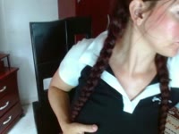 Soy una chica inocente  que irradia pureza y frescura en mi mirada y en mi sonrisa. Siempre  reflejo curiosidad y asombro ante el mundo que me rodea. Mis  ojos brillan por ti con una luz interior deseo y placer.