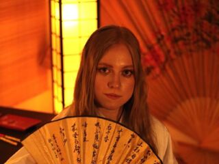 cam girl playing with vibrator MandiKressierer