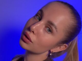 camslut showing tits AnnelleToulson