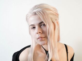 camslut showing tits EvaLaren
