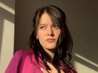 cam girl playing with dildo MaudGuerrido