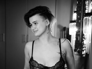 naughty camgirl masturbating with vibrator PeachBev