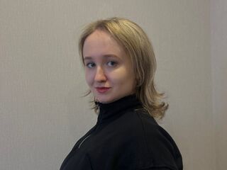 camwhore fingering shaved pussy SuzannKernes