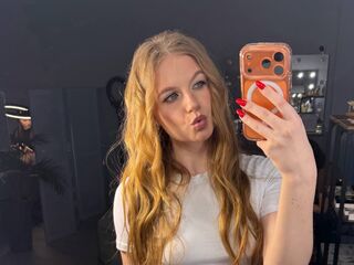 nude camgirl picture TainaSaffo
