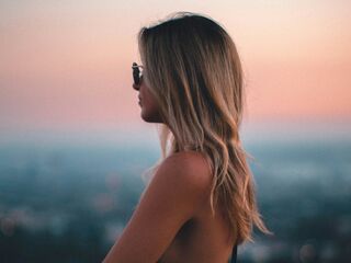 masturbating cam girl aliva